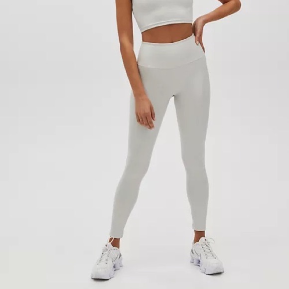 Aritzia Pants - TNA | Atmosphere Cropped Leggings